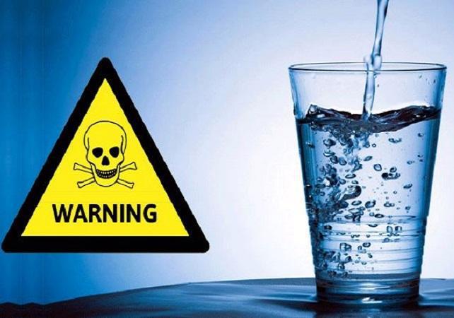 مسمومیت با آب از عوارض نوشیدن آب زیاد است