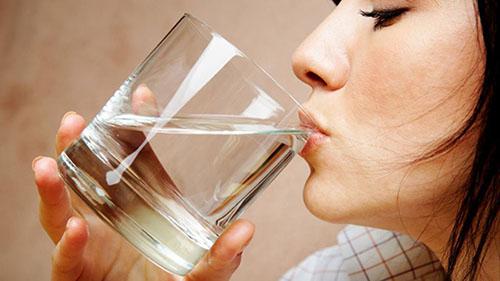 ۶ دلیل برای نوشیدن آب گرم با معده خالی 3