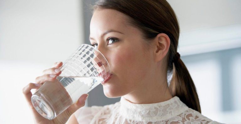 نوشیدن آب بیشتر و کاهش اسید اوریک