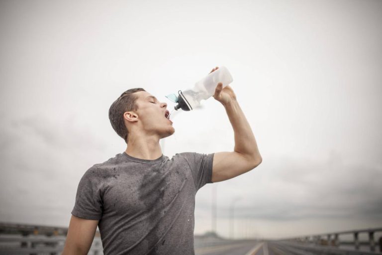 ورزش و نوشیدن آب کافی