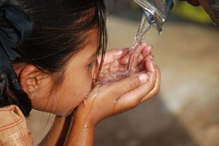 شما در طول روز به چه مقدار آب نیاز دارید ؟