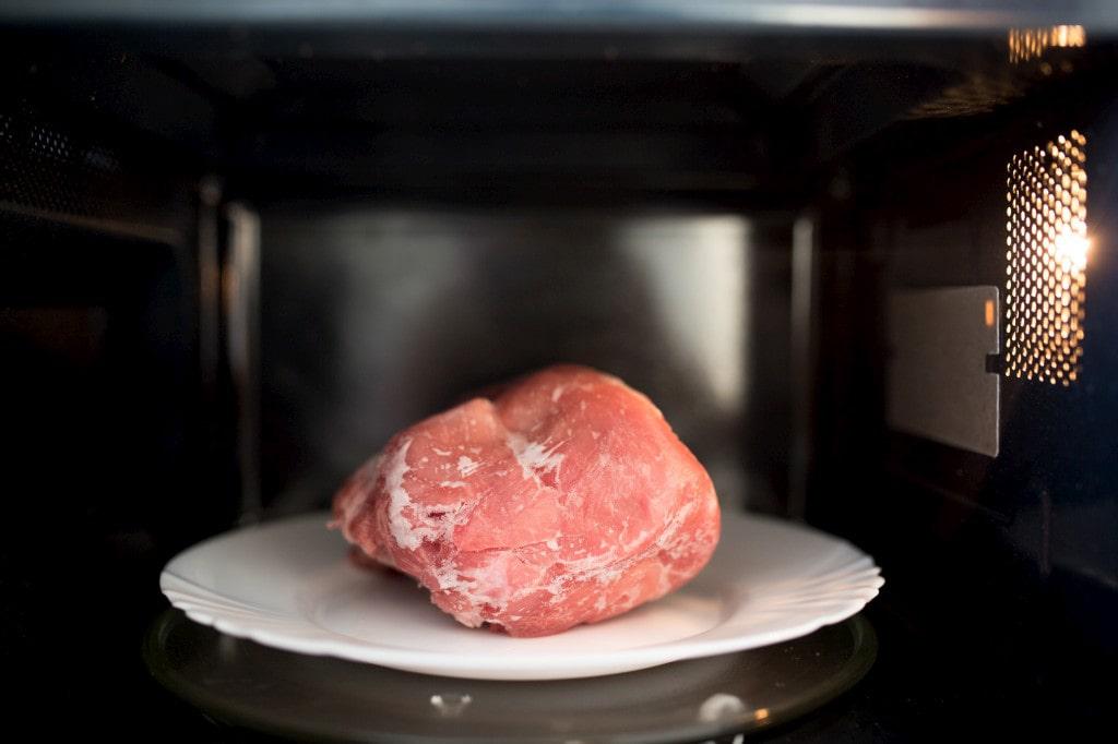 چگونه گوشت منجمد را یخ زدایی کنیم ؟